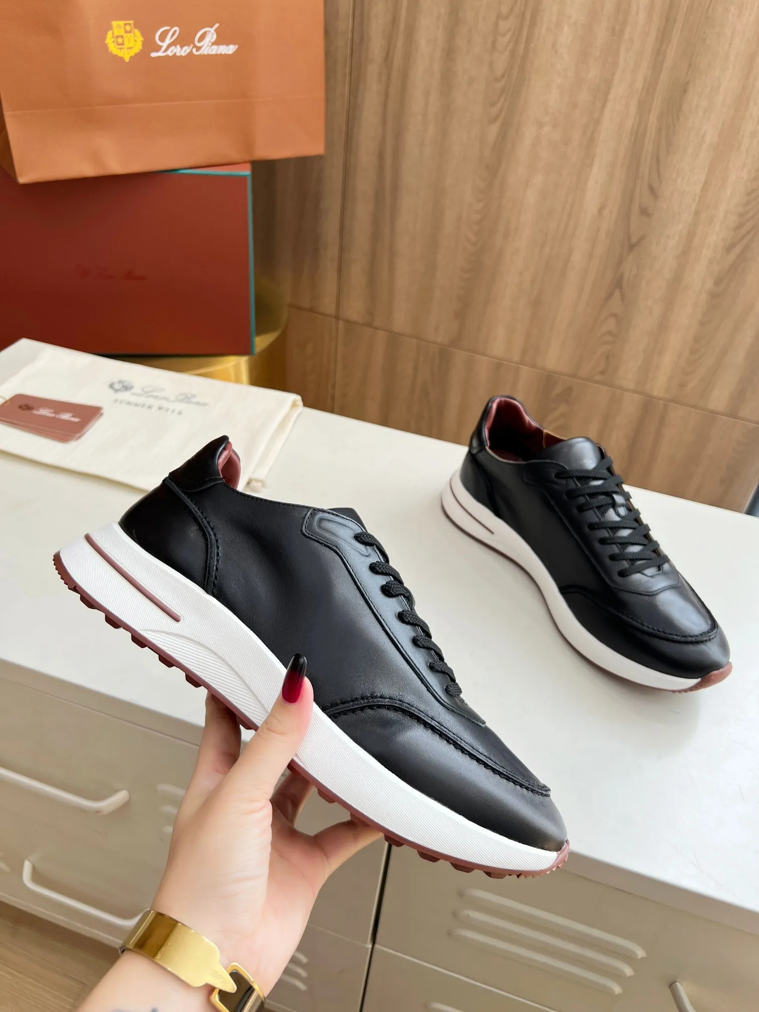 Men's Men's Shoes 💰620 👑Loro Piana* Purchase the original 1:1 copy. Founded the existing Loro Piana company on April 24, 1924. It is now the sixth generation of family business, providing high-quality products to customers who are discerning about taste and quality. Imported calfskin fabrics. The interior is made of imported A-grade water-dyed cow lining. 💝 Focus on top quality, pay for what you pay, and compare the inner details. Original authentic packaging. Code number: 39-45